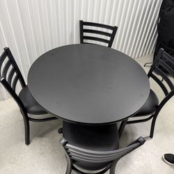 Round dining table