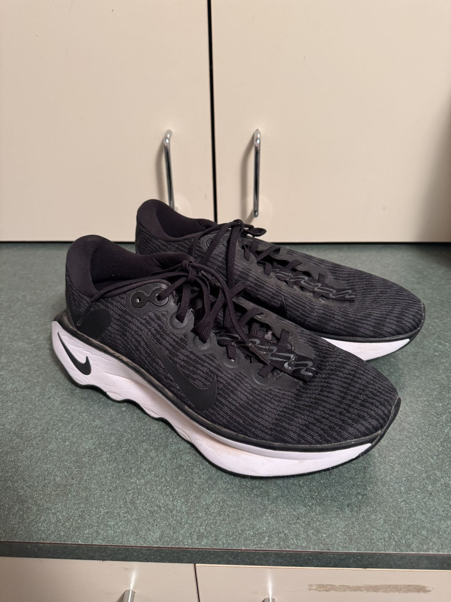 Nike Motiva Low Black White Run Walk Jog DV1238-001 MEN'S Size 11