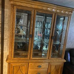 china cabinet available in good condition.vitrina En Muy Buenas Condicione  