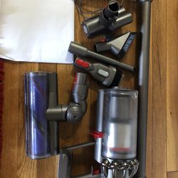 Dyson Cyclone V10 Animal, Absolute , total clean cordless vaccum   Comes with  Charger,  Crevice tool  Combination tool  Animal tool  HEPA filter  Mai