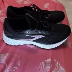 Women Brook dna Size 9