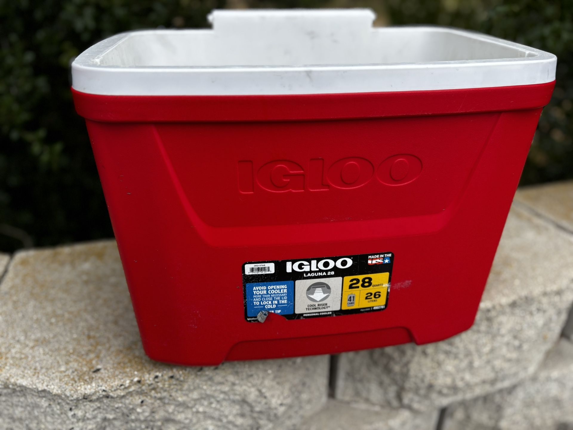 Igloo 28 QT Laguna Ice Chest Cooler - Red