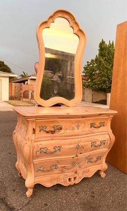 Stunning Pulaski dresser and mirror