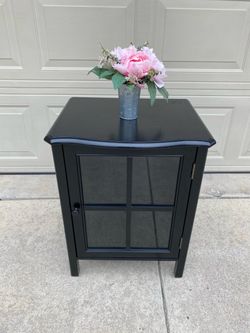 Cute end table❤️🟥read description