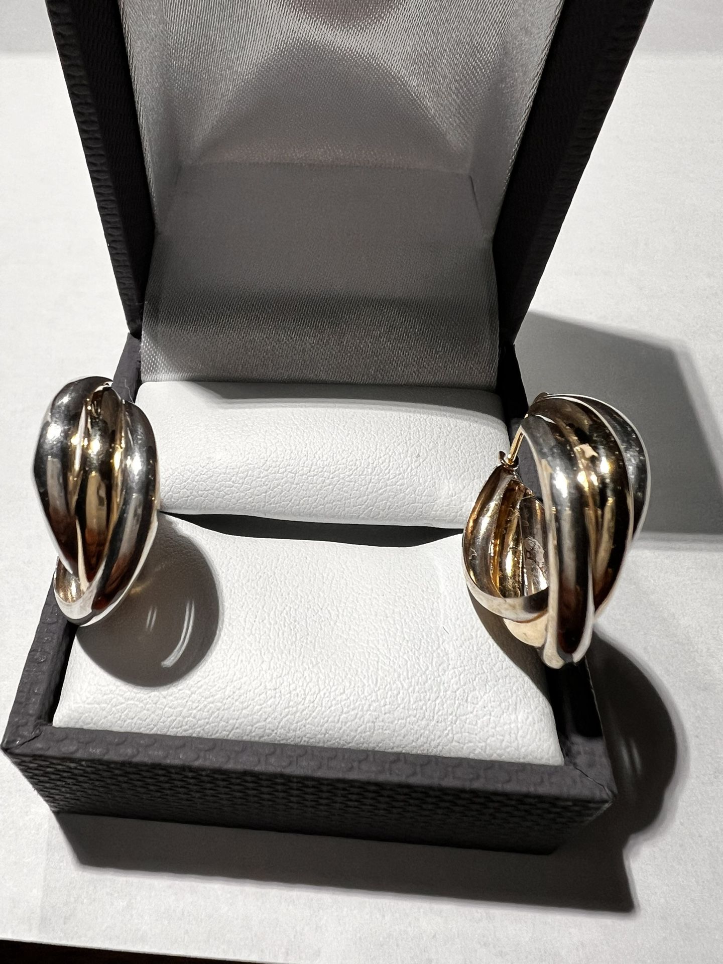BEAUTIFUL 14KT YELLOW AND WHITE GOLD SWIRL HOOP EARRINGS