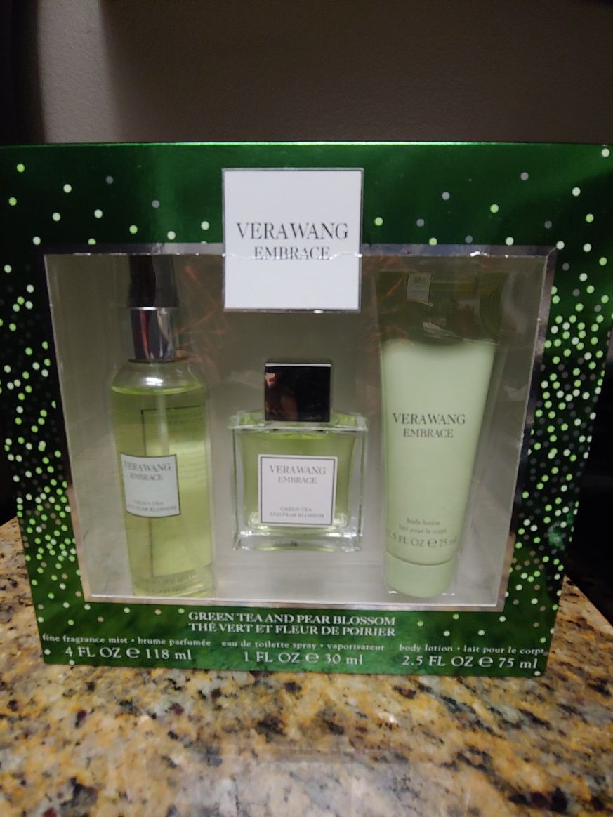 Vera Wang Holiday Gift Set(green tea and pear blossom scent)