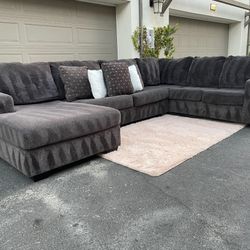 Huge Dark Grey sectional Couch Sectional In Excellent Condition - FREE DELIVERY 🚛