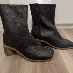 Maison Margiela Men’s Paper Effect Tabi Boots – Size 43 (Black)