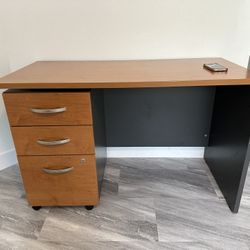 ((for Sale)) Computer Desk 