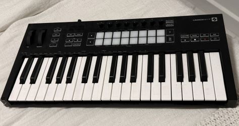 Launchkey novation Keyboard audio Midi Pads & Piano Like New