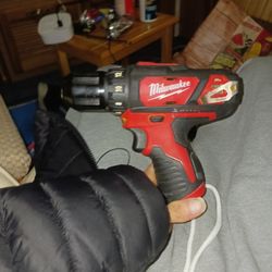 Milwaukee M12 3/8 10mm Comes With Battery.