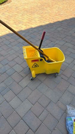Rubbermaid mop, bucket, and mop