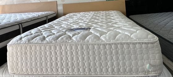 Queen Size Mattress (Colchon Queen Size)