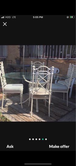 ❤️BEAUTIFUL GLASS TOP DINNER TABLE AND 4 METAL CHAIRS❤️