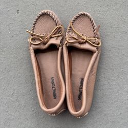 Minnetonka Size 9 Women’s 