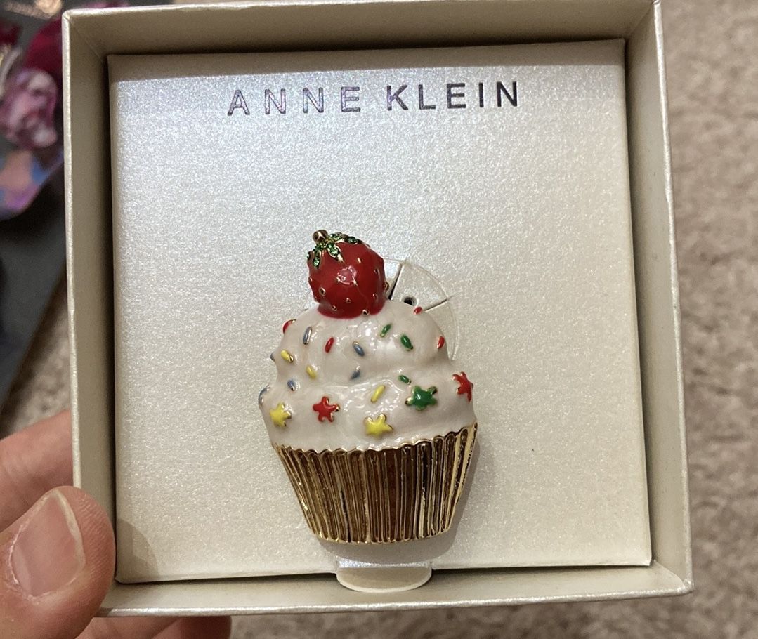 Anne Klein cupcake brooch pin