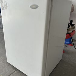 LOCAL PICKUP/DELIVERY ONLY Haier 2.7 Mini Fridge One Door With Freezer