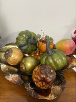 Hoja de centro de mesa con bolas y calabazas