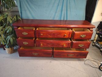 🟣 8 drawers dresser in good shape and condition 🟣