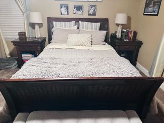 Solid Wood RC Willey Queen Bedroom Set – 5 Pieces + Mattress – Dark Walnut