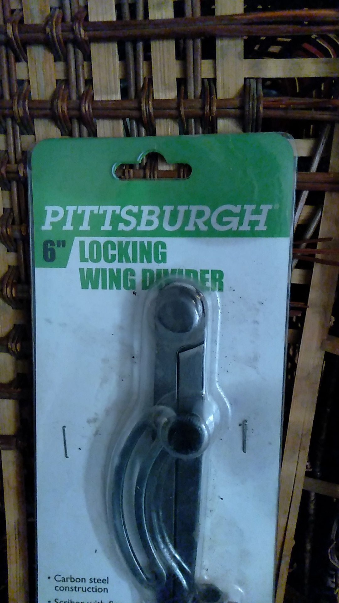 Locking wing divider