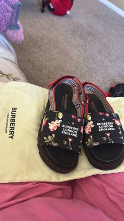 BURBERRY LONDON ENGLAND SANDALS (5-6) YEAR OLD