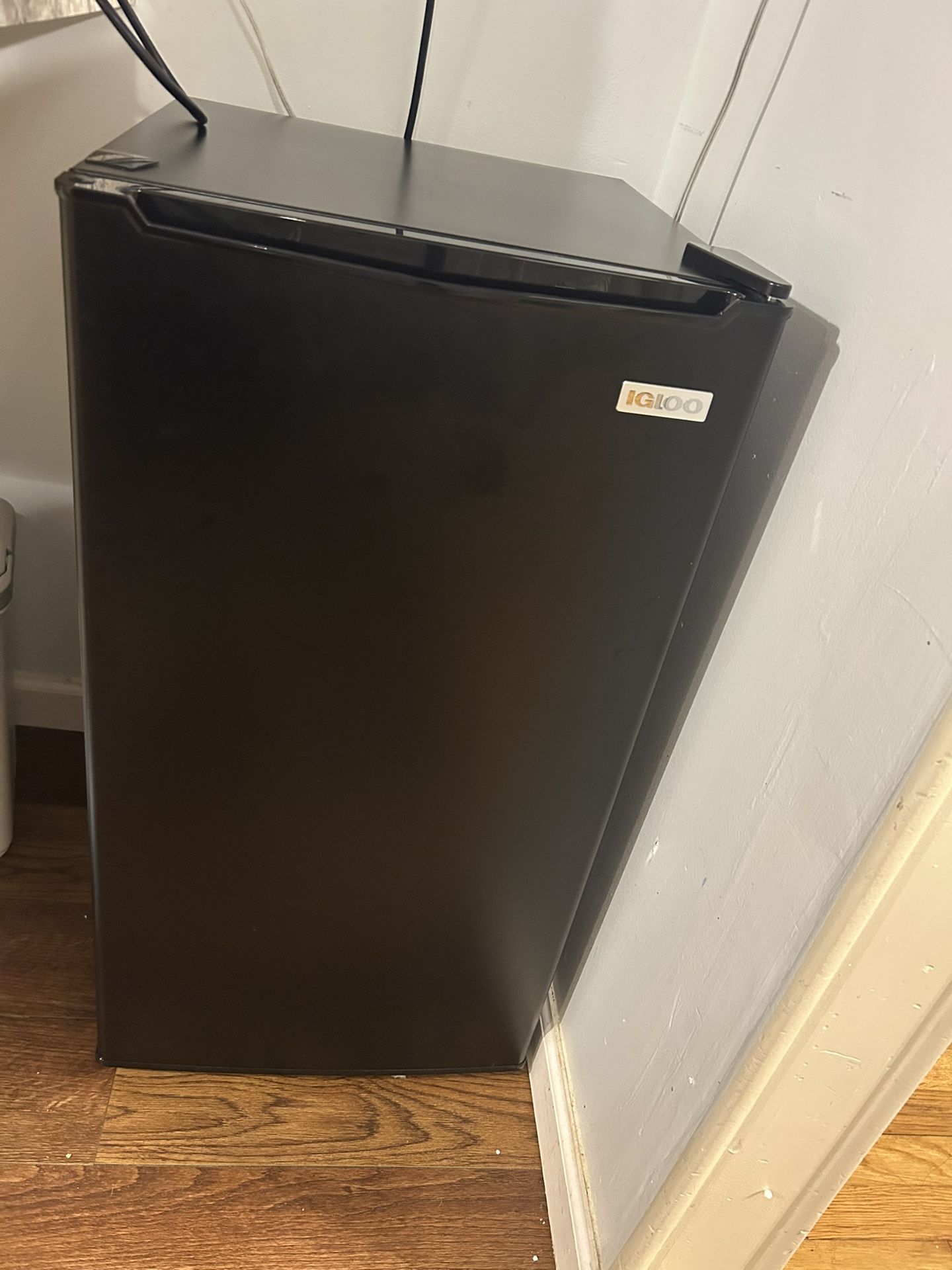 Mimi Refrigerator - Ideal For Small Room, basement Or dorm room. Has Freezer