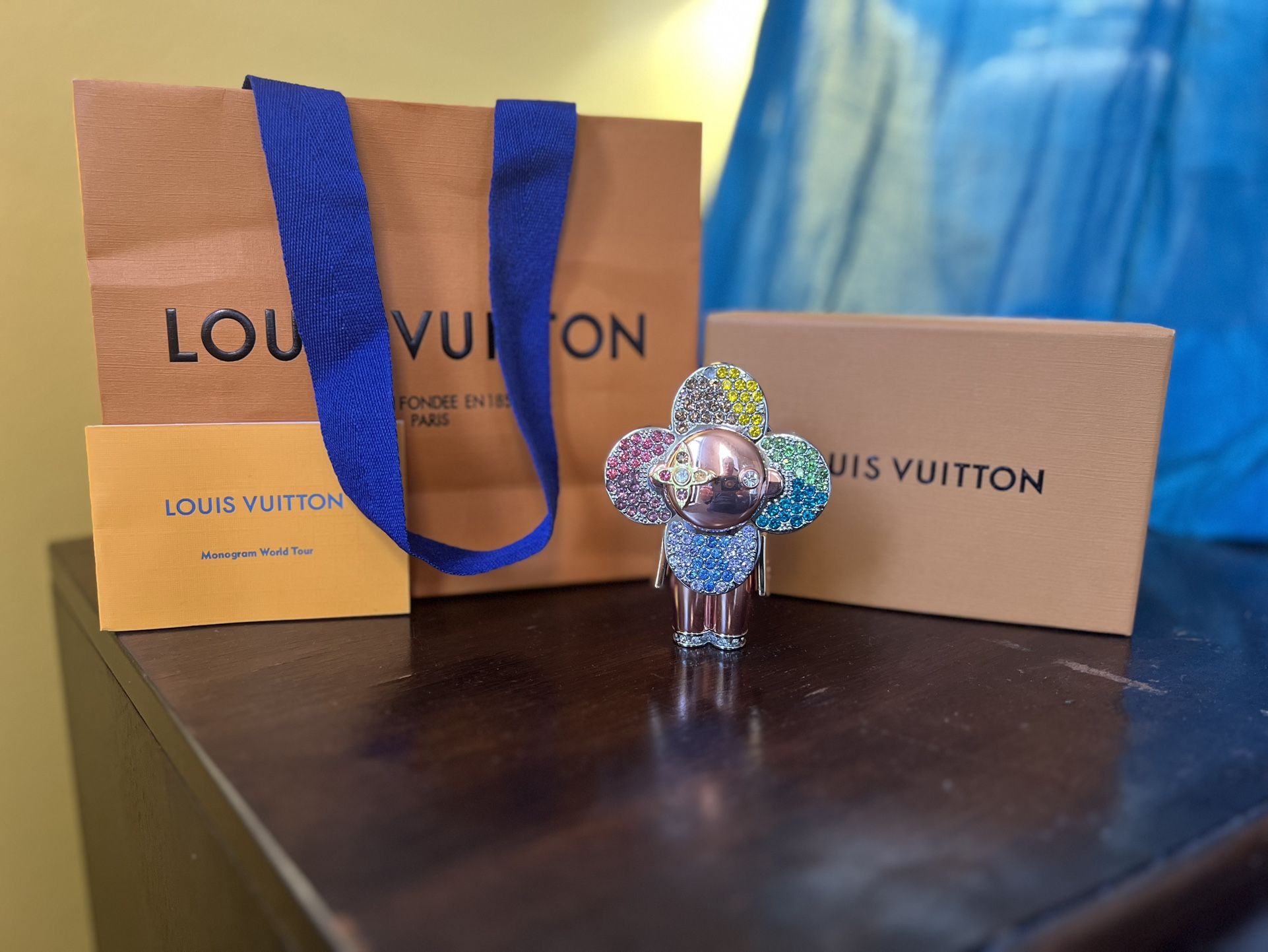 LOUIS VUITTON Monogram World Tour キーホルダー Louis Vuitton Bag Charm Key Holder World Tour BB Pink/White in