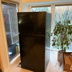 Hisense 18-cu feet Top Freezer Refrigerator 