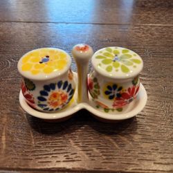 Anthropologie Biscuit Ceramic Salt & Pepper Shakers with Stand Flower Power, good condiion 