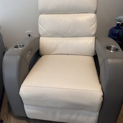 Rooms To Go Hudson Heights White & Gray Power Recliner w/ USB & Cupholders