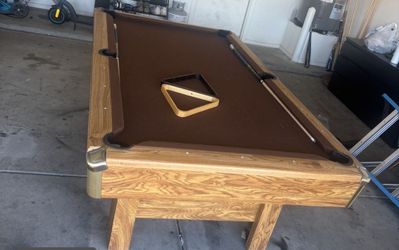 Older 7 1/2 ft pool table