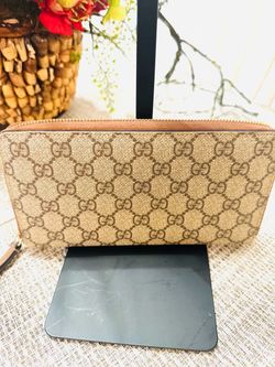 Gucci GG Supreme Travel Wallet