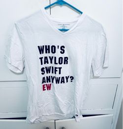 Who’s Taylor Swift shirt size womens medium