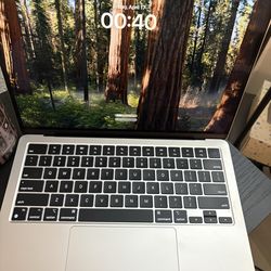 MacBook Air 13.6 “ 8-Core CPU and 8-Core GPU 8GB/256 GB Chip 2Thunderbolt  M2 Steel Grey