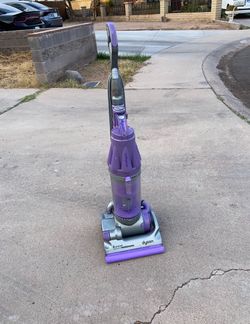 Purple Dyson Vacuum/ Aspiradora Dyson Morada (detalles En Fotos/ Details In Photos) 