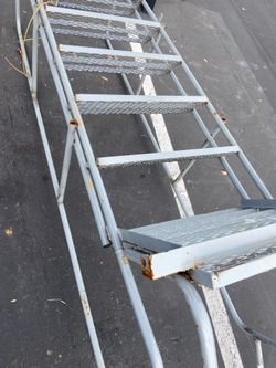 Free metal ladder （Uline)