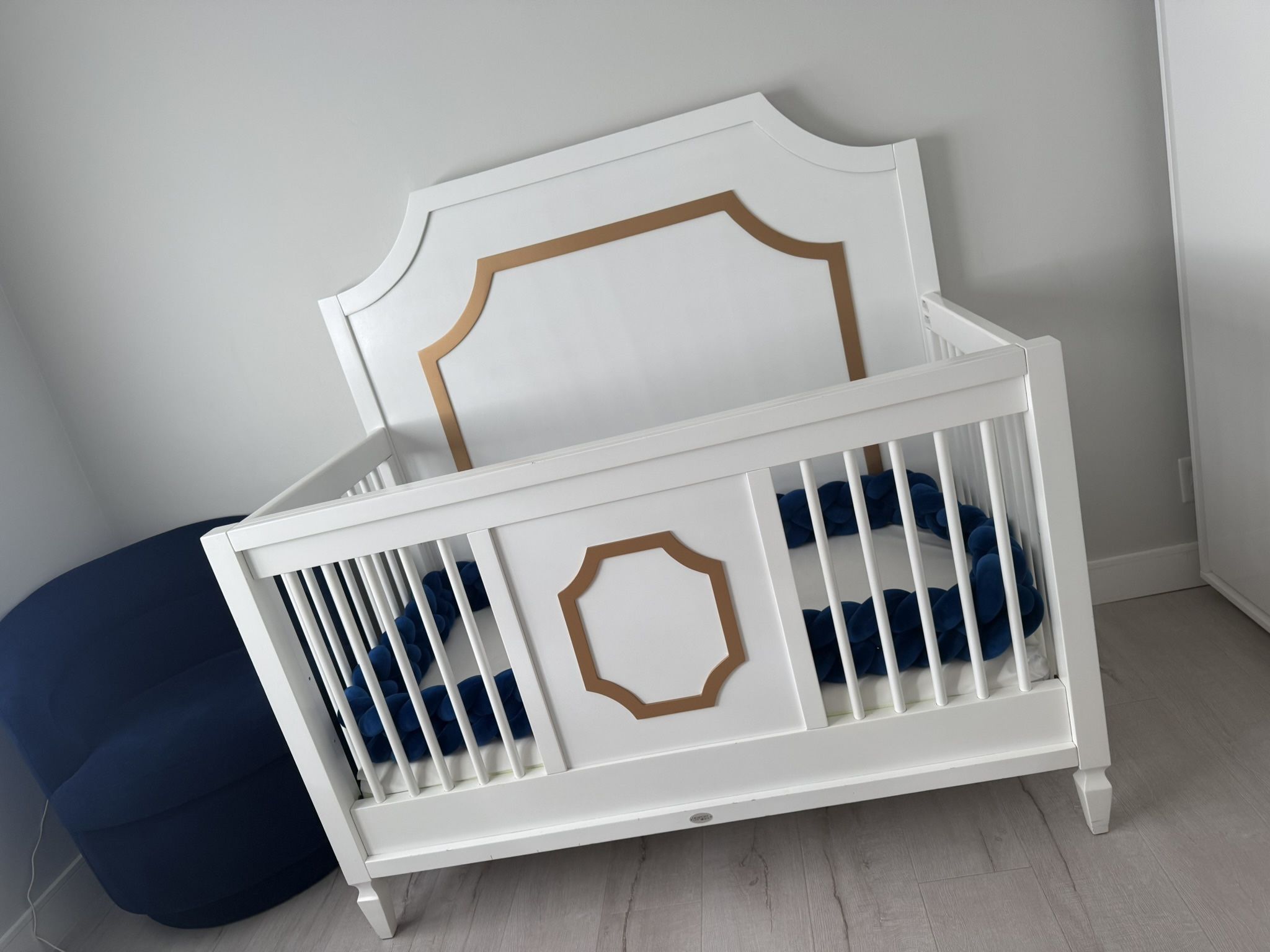 New Port Cottages White/gold crib