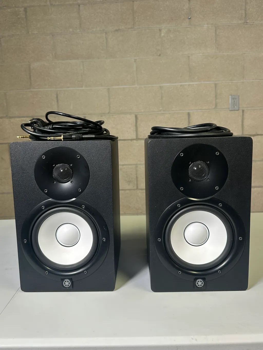 Yamaha HS7 6.5” Powered Studio Monitors – Pair in Excellent Condition