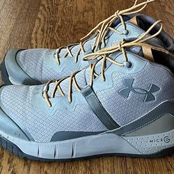 UNDER ARMOUR HIKING BOOTS