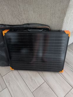 Thunderbolt 100 watt foldable solar panel