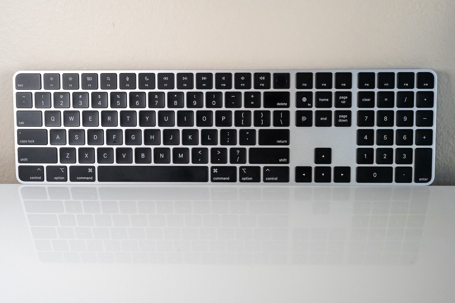Apple Magic Keyboard w/touchID & Lightning Port