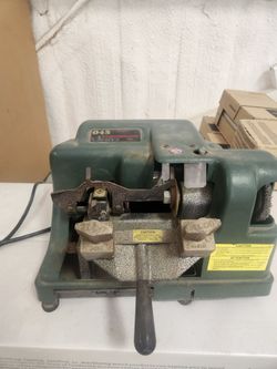 Key cutting machine