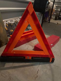 6 sitesThis appears to be a James King & Co Model 1005 Emergency Safety Warning Triangle Flare Kit