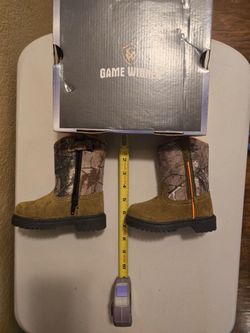 OUTDOOR TODDLER CAMO -ORANGE TRIM BOOTS  SZ 6