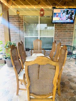 8 Dinning Chairs No Table.
