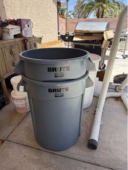 Brute Rubbermaid   2 piece