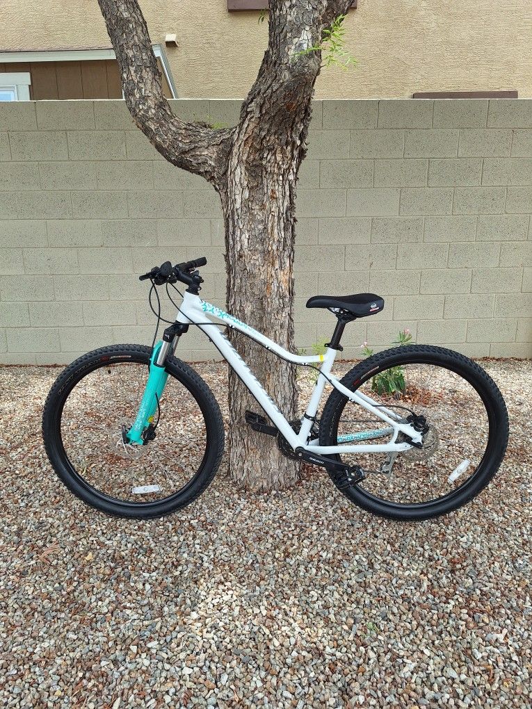SPECIALIZED JYNX 27.5 INCH MOUNTAIN BIKE LIKE NEW ( CHECK MY OTHER BIKES )