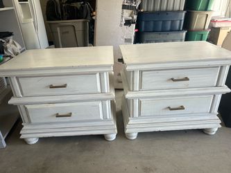 Set of night stands