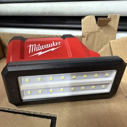 MILWAUKEE M12 ROVER Service and Repair Flood Light with USB Charging